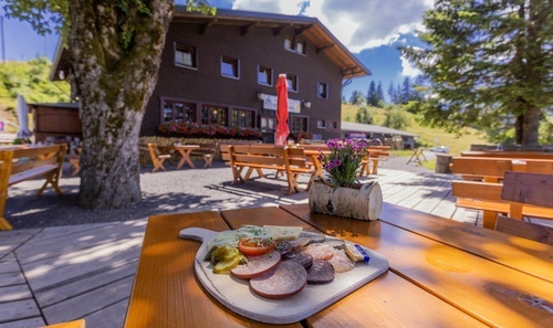 Au�enaufnahme der Krunkelbachh�tte mit Vesper im Vordergrund. Bild zur Verf�gung gestellt von der Gemeinde Bernau. Copyright: MarkusBalkow / Gemeinde Bernau