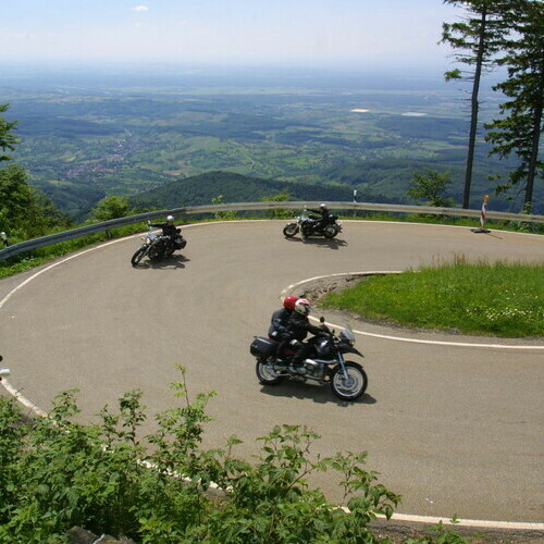 Motorradgruppe f�hrt durch eine Kurve auf einer Stra�e im Schwarzwald