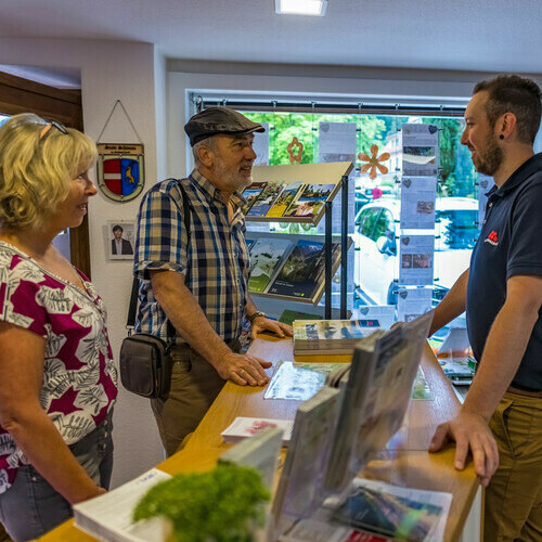 Paar mit Tourist Informationsmitarbeiter im Gespr�ch