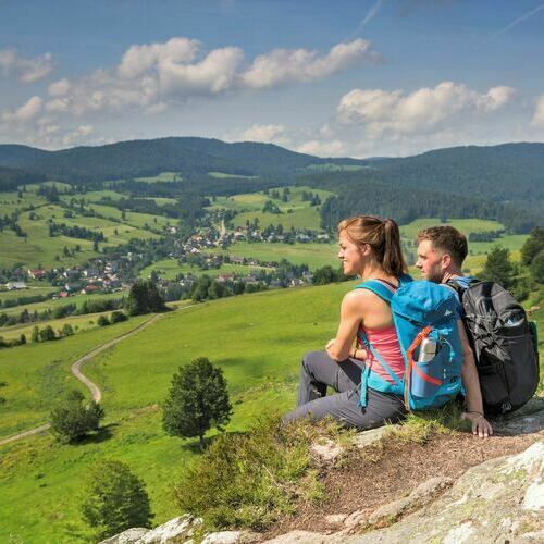 Paar sitzend auf dem Hohfelsen. Es genie�t den Ausblick auf das Bernauer Hochtal. Foto Thomas Bichler, zur Verf�gung gestellt von der Gemeinde Bernau. 