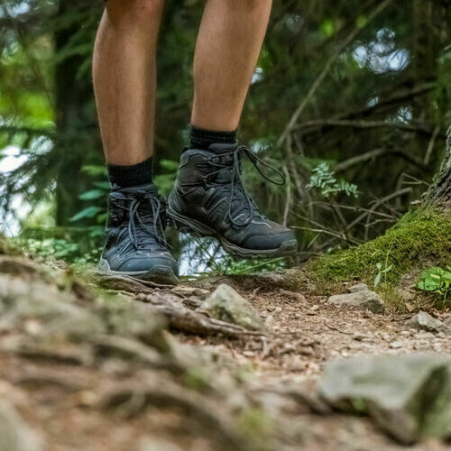 Wanderschuhe auf einem Wanderweg