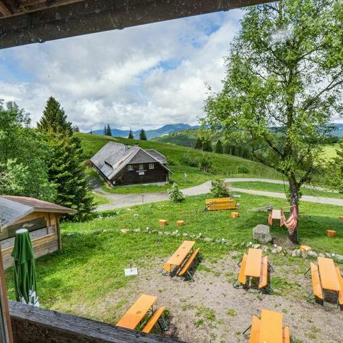 Ausblick von einem der gem�tlichen Zimmern der Gisiboden Alm. Foto zur Verf�gung gestellt von der Gisiboden Alm. Copyright: Gisiboden Alm