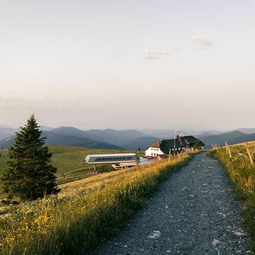 Der R�ckweg nach dem Sonnenaufgang. Zu sehen ist das Belchenhaus und die Bergstation der Belchen Seilbahn.