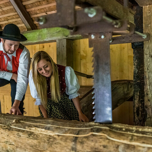 Paar in Schwarzwaldtracht an der Klopfs�ge in Fr�hnd