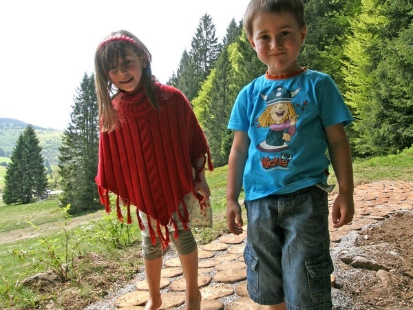 Kinder auf dem Barfu�pfad
