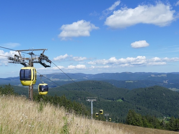 Die Belchen-Seilbahn hinauf zum Belchengipfel