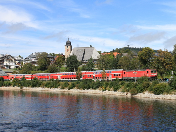 Zug entlang des Schluchsees. � Werner Steiger 