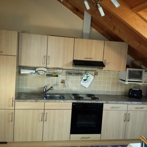 Komplett eingerichtete separate K&uuml;che - Einbauk&uuml;che mit 4-Platten-Herd, Backofen, Kaffe- und Wasserkocher, Toaster und Mikrowelle