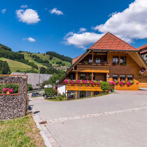 Au&szlig;enansicht Haus Morgensonne mit bl&uuml;henden Balkonblumen - 