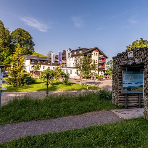 Wiedener Eck Westwegtor im Hintergrund das Hotel Wiedener Eck - 