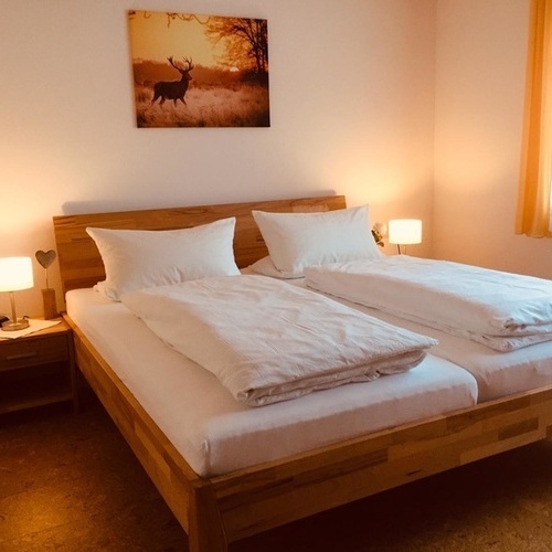 modernes ger&auml;umiges Schlafzimmer, bequeme Betten mit Komforth&ouml;he - 