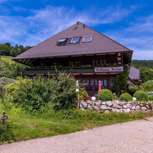 Au&szlig;enansicht Gasthaus Tanne, typisches Schwarzwaldhaus mit Walmdach - 