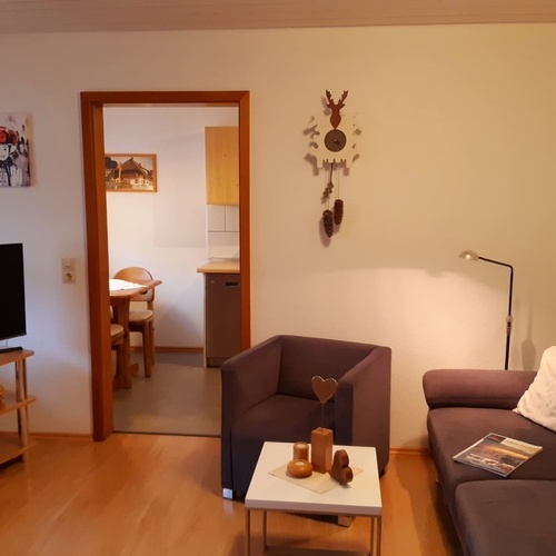 neu m&ouml;biliertes Wohnzimmer mit bequemer Couch und Sessel - 