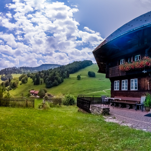 Blick auf die umliegenden gr&uuml;nen Wiesen und W&auml;lder von Wieden  - 