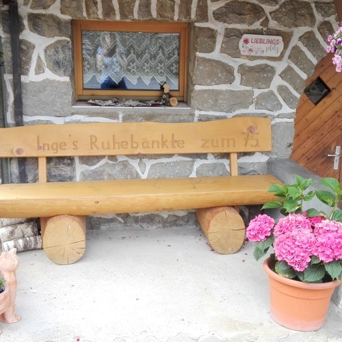 Gem&uuml;tliche Sitzbank am Haus - 