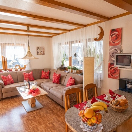 gro&szlig;e Eckcouch und Esstisch einer Ferienwohnung  - 