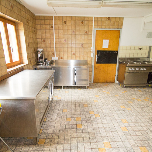 K&uuml;che - Ausgestattet f&uuml;r bis zu 60 Personen  Industriesp&uuml;lmaschine und Industrieherd  