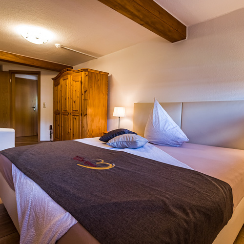 Ferienwohnung Narzisse f&uuml;r 2 - 4 Personen - zus&auml;tzliches Schlafzimmer mit gem&uuml;tlichem Boxspringbett und extra Dusche/WC und TV