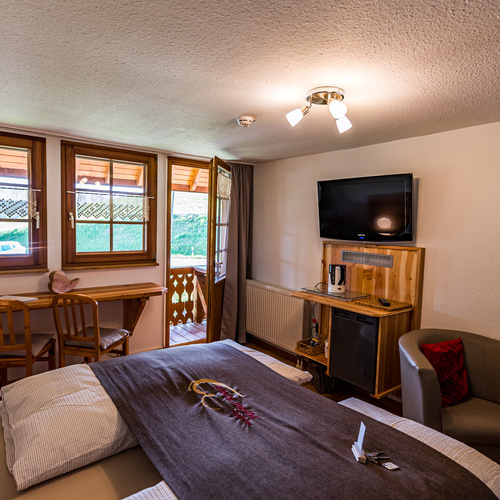 G&auml;stezimmer Veilchen f&uuml;r 2 Personen - G&auml;stezimmer klein & fein, &uuml;berdachter Balkon, Minik&uuml;hlschrank, Wasserkocher & Kleingeschirr, TV & Telefon