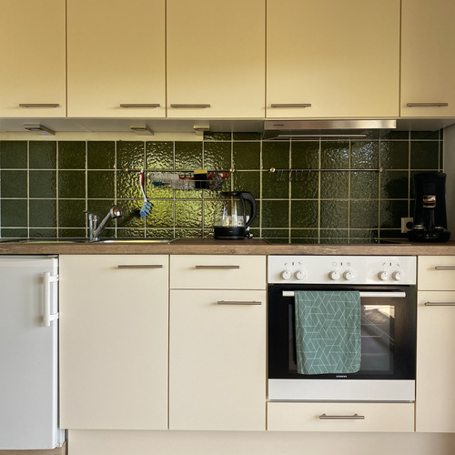 K&uuml;chenzeile mit K&uuml;hlschrank, Herd, Backofen, Kaffeemaschine und Oberschr&auml;nken - 