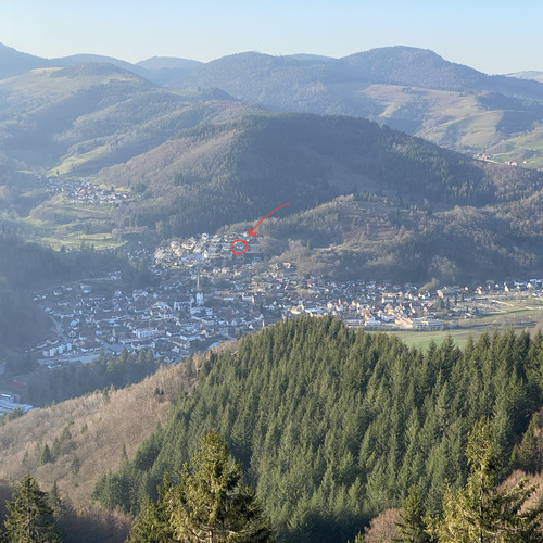 Blick vom gegen&uuml;berliegenden Hang (Holzerkreuz) auf Sch&ouml;nau mit Markierung der Ferienwohnung Traumblick - 