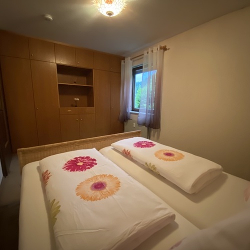 Schlafzimmer mit Doppelbett und gro&szlig;em Schrank  - 