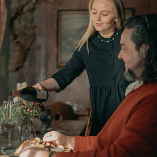 Weinservice am Tisch eines Gastes  - 