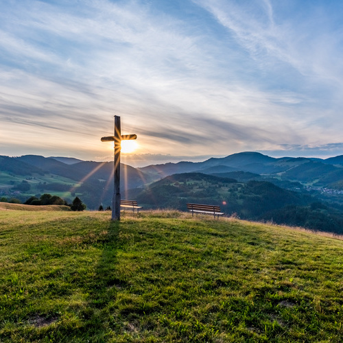 Das Holzer Kreuz unser Aussichtsplatz - nur wenige Gehminuten von uns entfernt, wundersch&ouml;ne Abendstimmung 