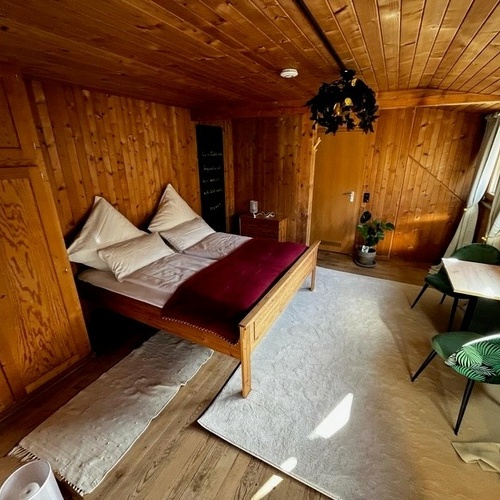 Doppelzimmer mit Holzvert&auml;felung an den W&auml;nden  - 