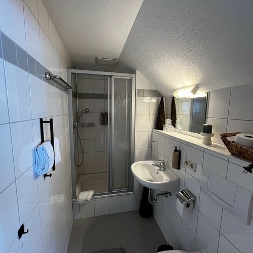 Dusche/ WC eines Zimmers  - 