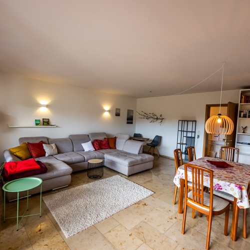 Wohnzimmer mit Sofaecke  und Esstisch  - 