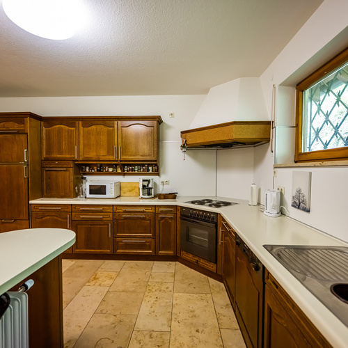 Die K&uuml;che mit Holzschr&auml;nken, Herd und Backofen - 