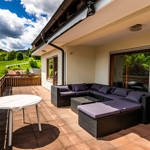 eine gro&szlig;e Eck- Sitzlounge auf dem Balkon  - 