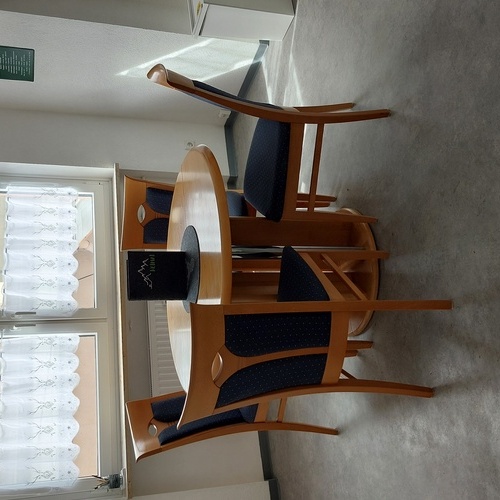 Der Tisch bietet ausreichend Platz zum Essen. - 