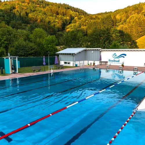 Das 25 Meter Schwimmerbecken im Freibad - 