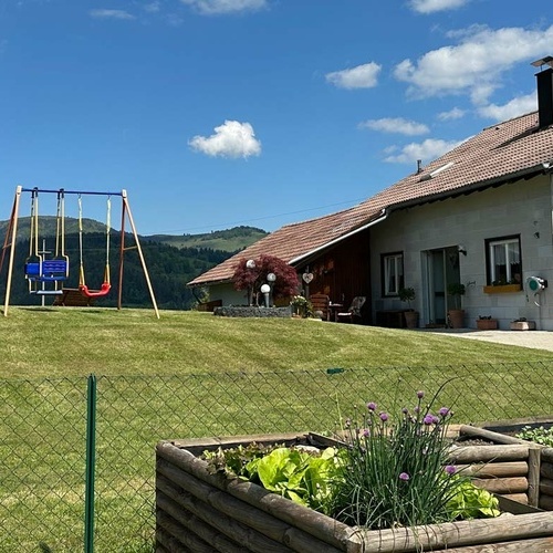 Blick von der Liegewiese auf das Haus - Blick von der Liegewiese auf das Haus