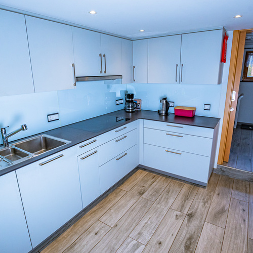 Unsere moderne und vollständig ausgestattete Küche lädt zum gemeinsamen Kochen ein. - Unsere moderne und vollständig ausgestattete Küche lädt zum gemeinsamen Kochen ein. -