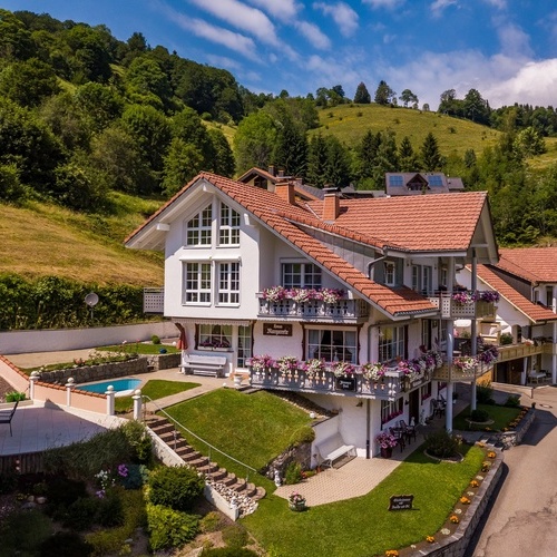 Ausenansicht Haus Margarete im Hintergrund gr&uuml;ne Wiesen und W&auml;lder  - 